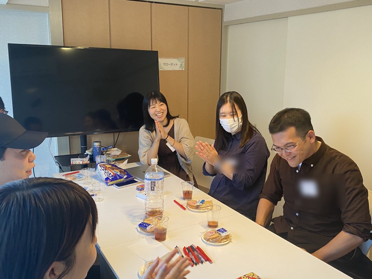 実践会で参加者と向かい合い、笑顔で拍手する講師の加藤みゆ