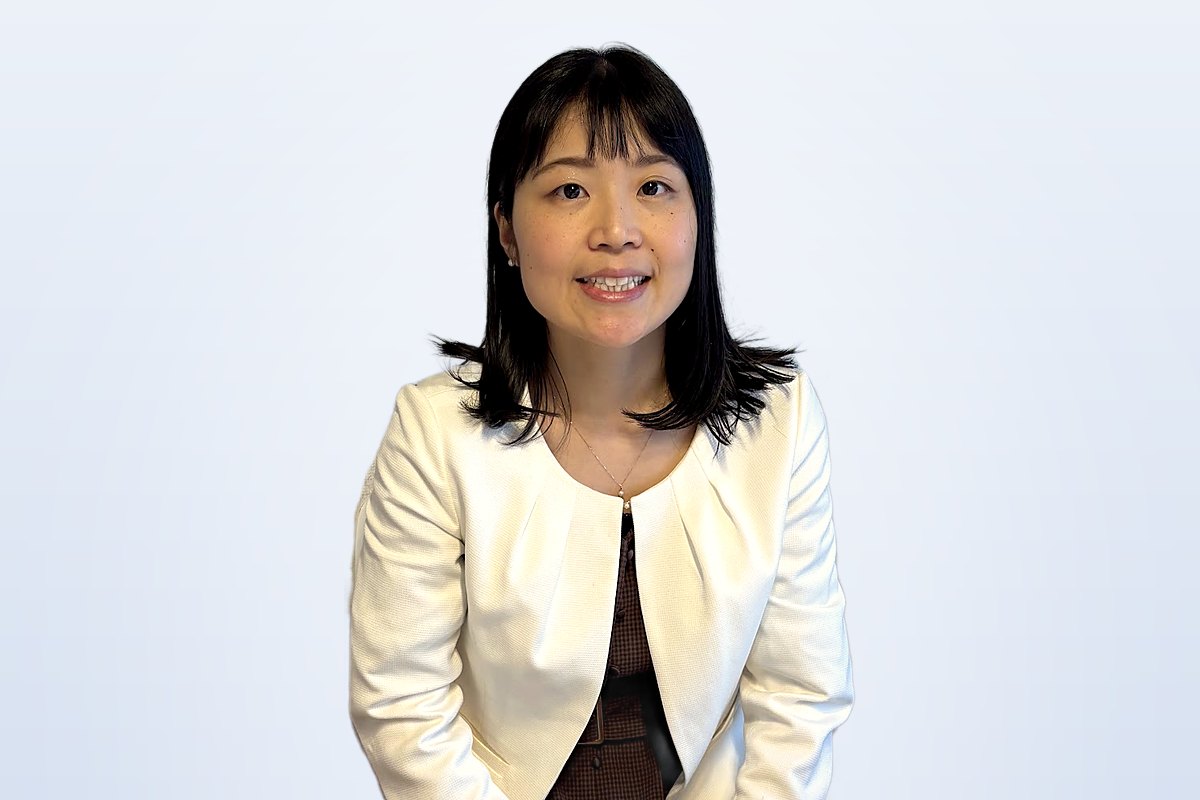 白いジャケットを着て、穏やかに微笑む講師の加藤みゆ