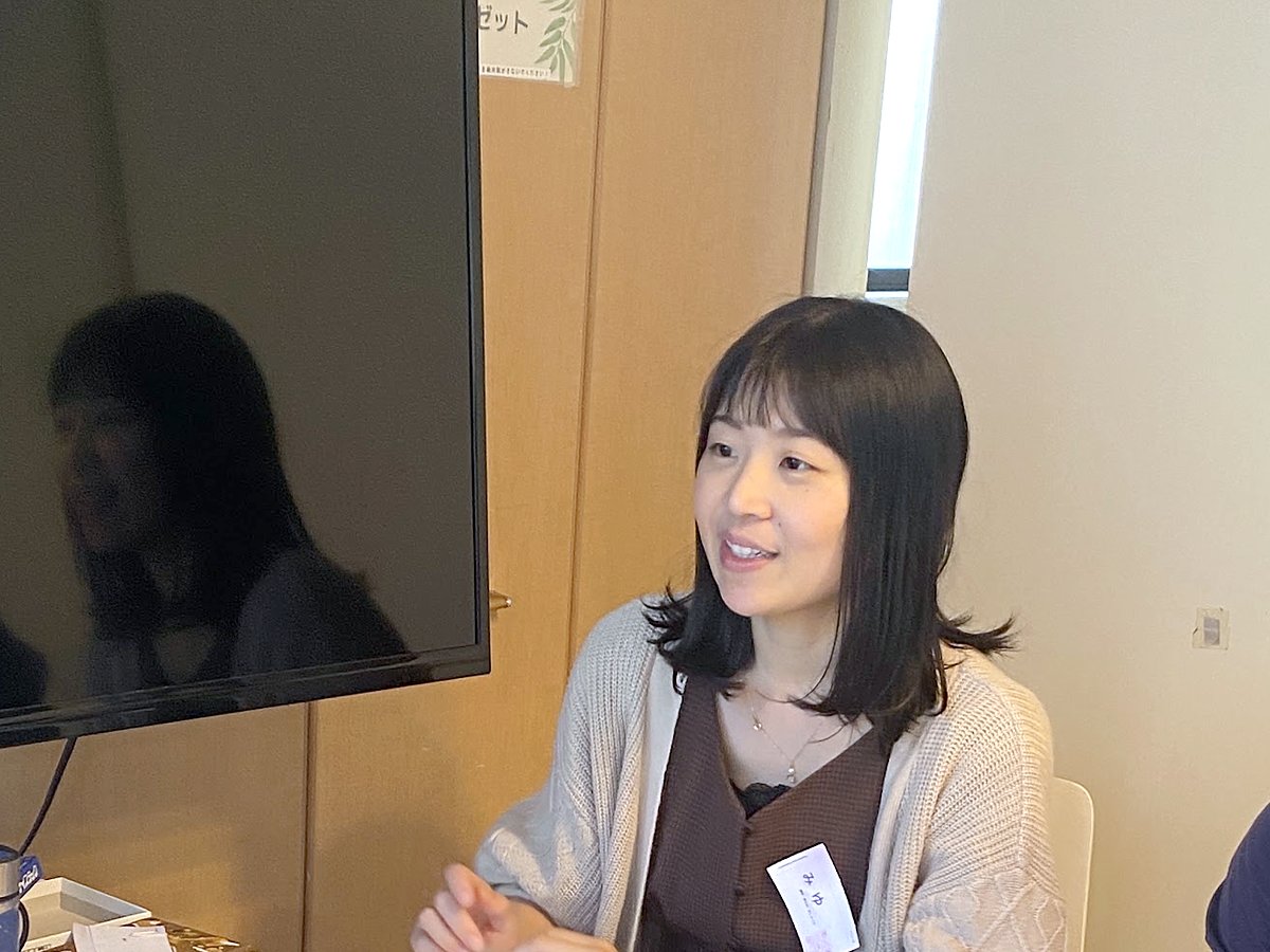 実践会で参加者に向かって話す講師の加藤みゆ